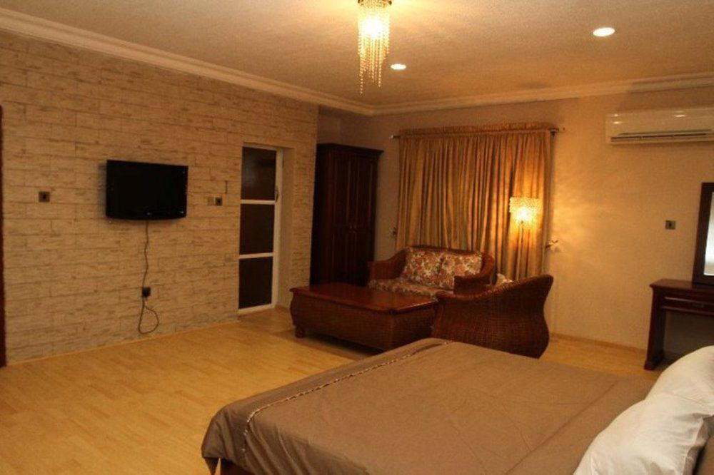 Fryburg Suites Aliayabiagba Esterno foto