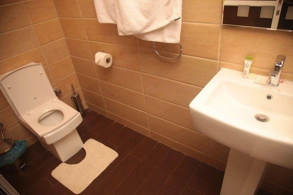Fryburg Suites Aliayabiagba Esterno foto