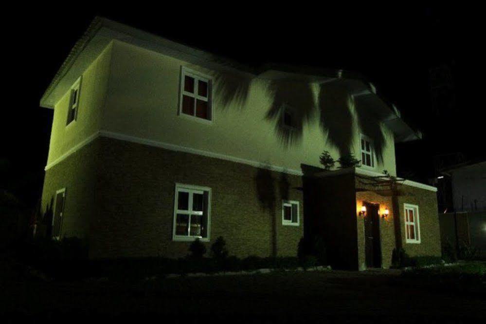 Fryburg Suites Aliayabiagba Esterno foto